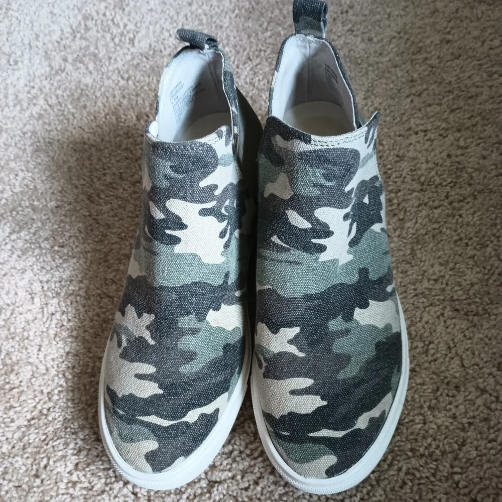 Steve Madden Crushin Green Camouflage Wedge‎ Sneakers 8.5M